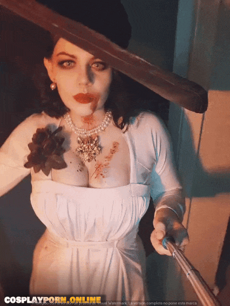 Alice Cosplay-Lady-Dimitrescu bathroom