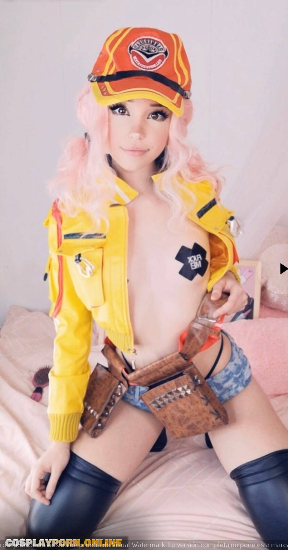 Belle-Delphine_Cindy-Final-Fantasy-Cosplay bathroom