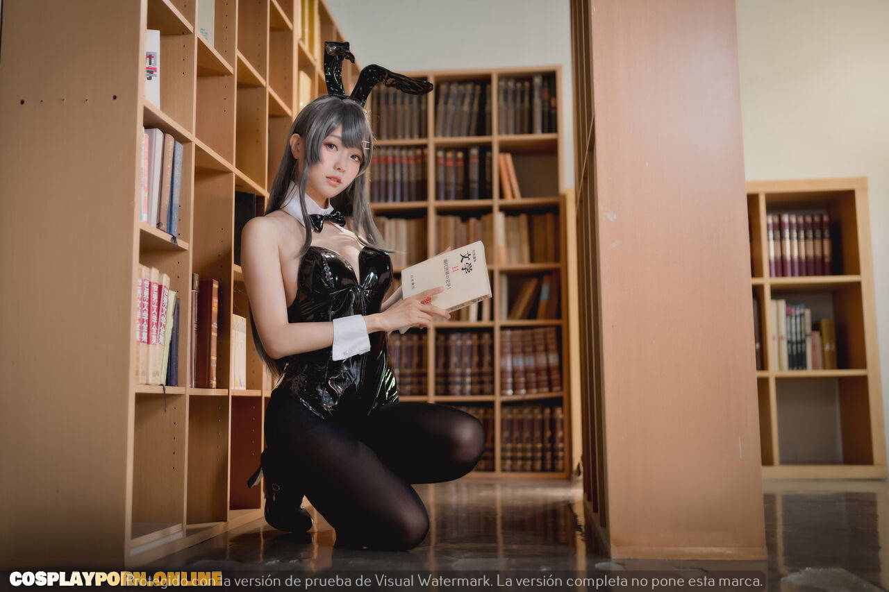 Ely_Sakurajima-Mai legs spread