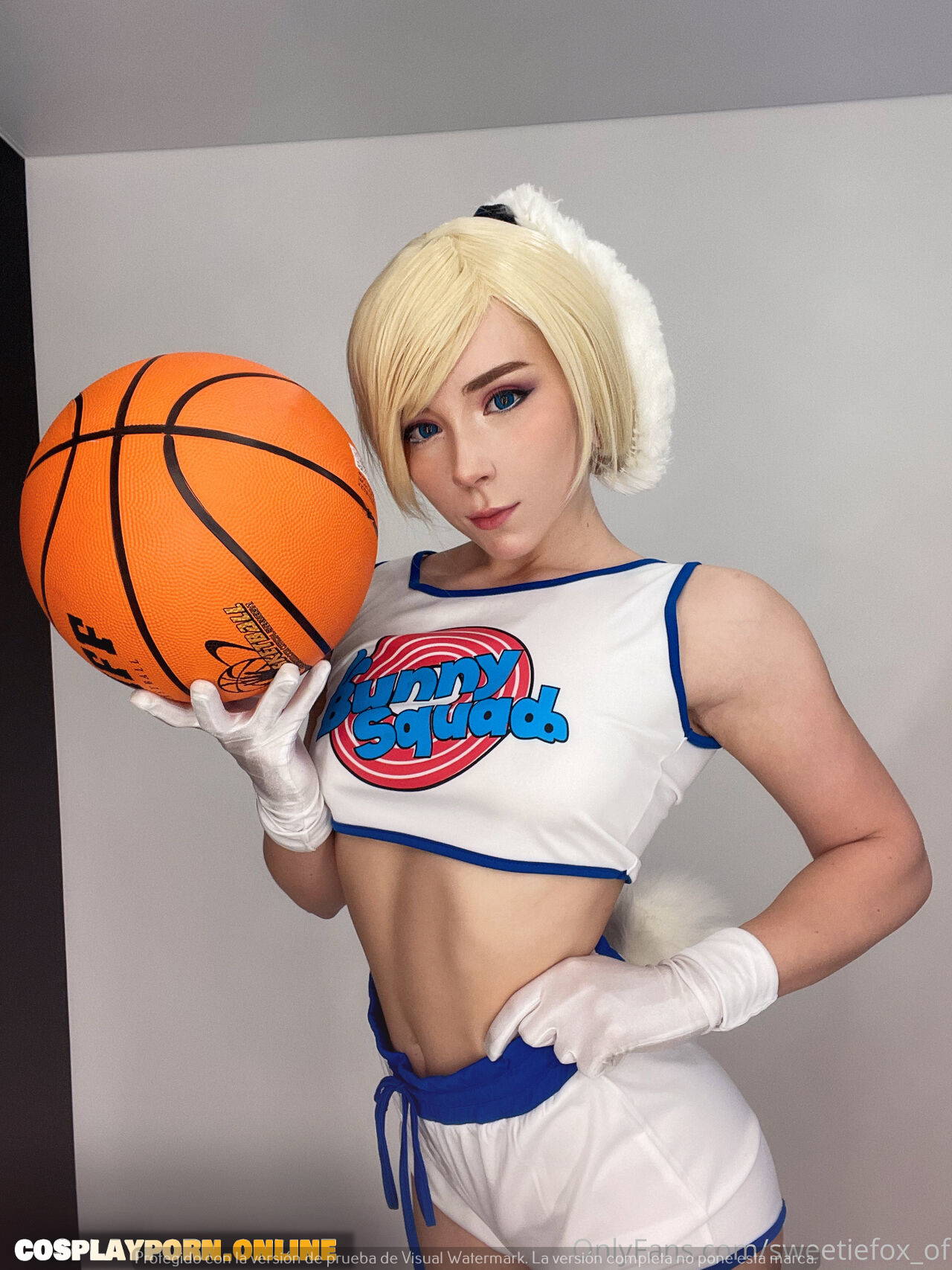 Lola-Bunny_Sweetie-Fox legs spread